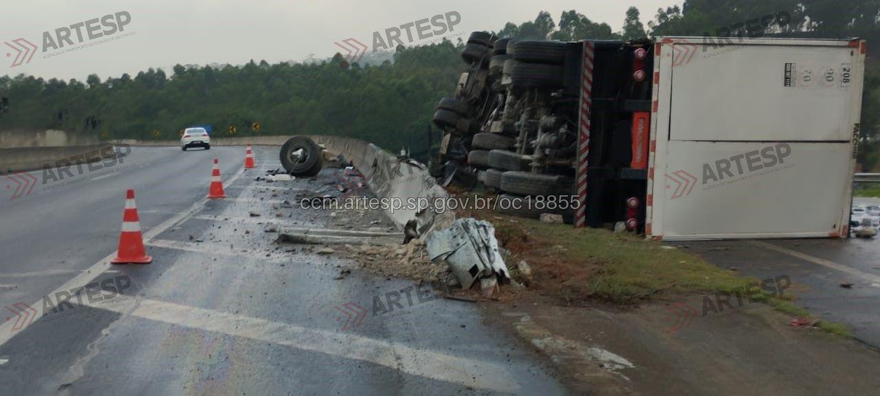 Carreta tomba no Km 70 da Rodovia Itatiba-Jundiaí