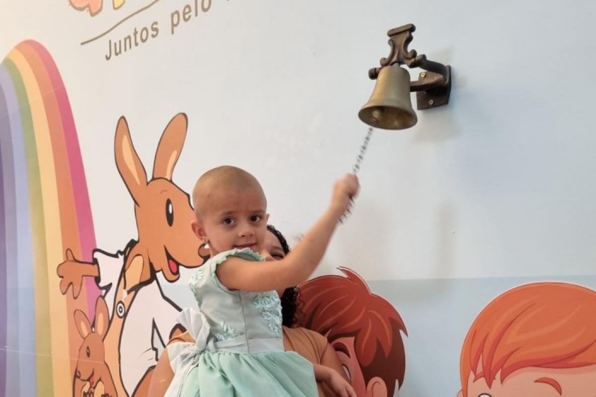 Criança de 4 anos vence câncer pela 2ª vez e toca sino da vitória no Grendacc