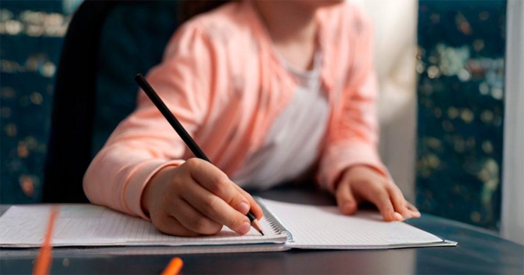 Estímulo da coordenação motora e memória: especialistas da USP mostram os benefícios da letra cursiva