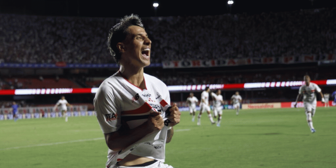 Ferreirinha marca três vezes, São Paulo goleia o Cruzeiro e assume vice-liderança