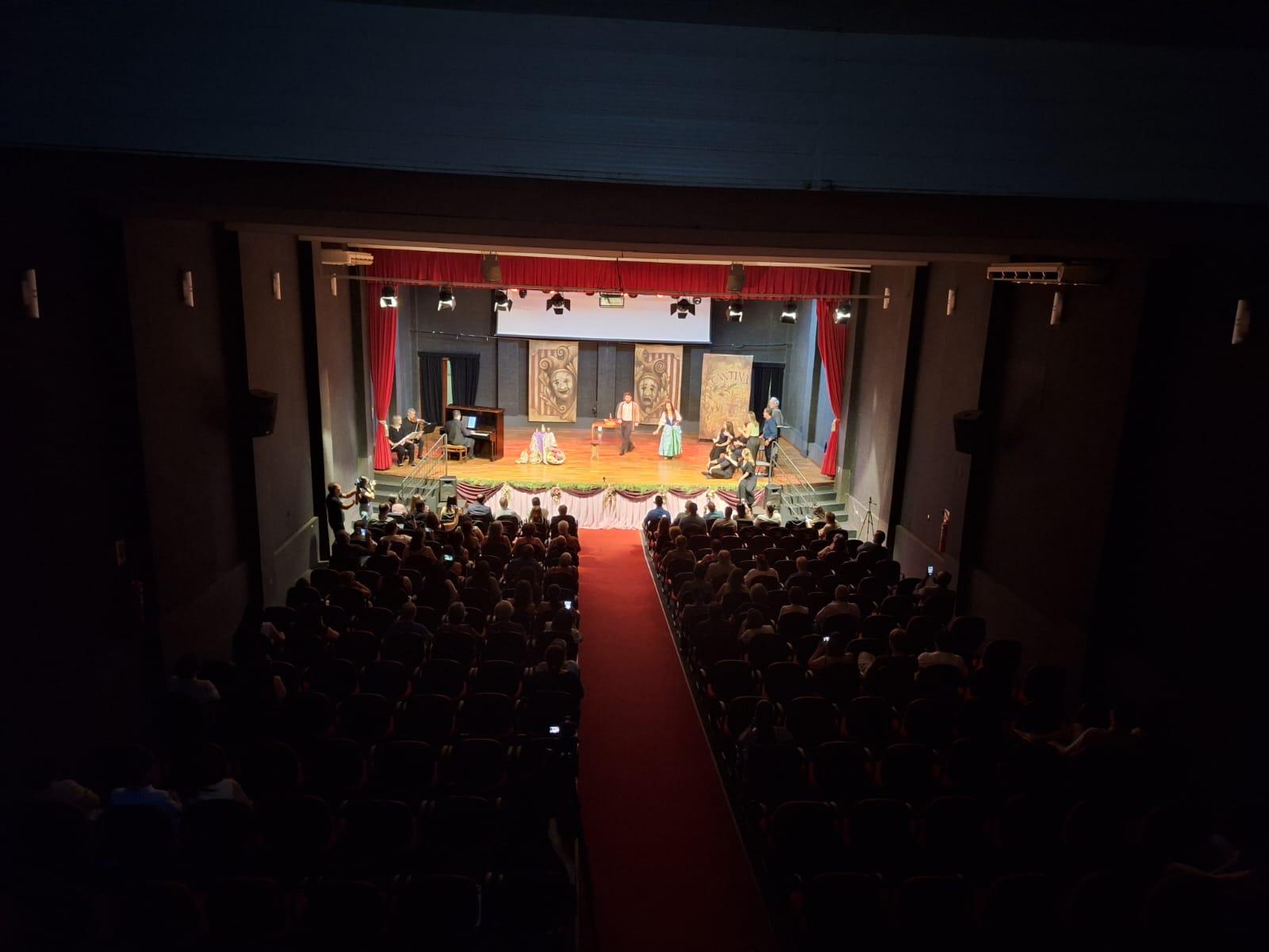 Ópera gratuita leva clássicos italianos ao Teatro Ralino Zambotto