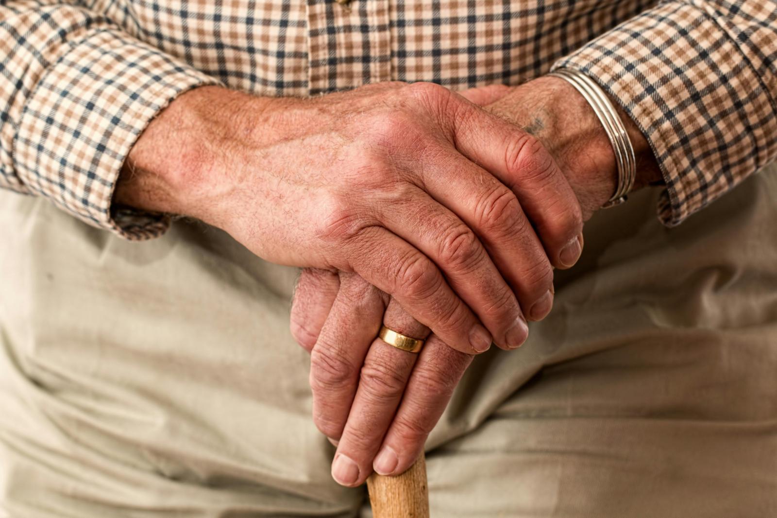 Parkinson não é só tremor: sintomas silenciosos podem surgir até 10 anos antes da doença