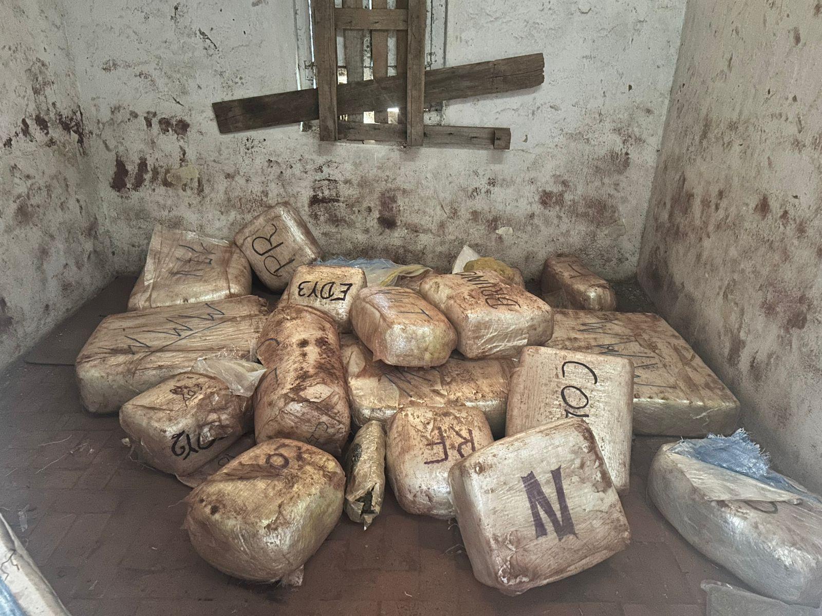 Polícia apreende 300 quilos de drogas em construção abandonada em Serra Negra