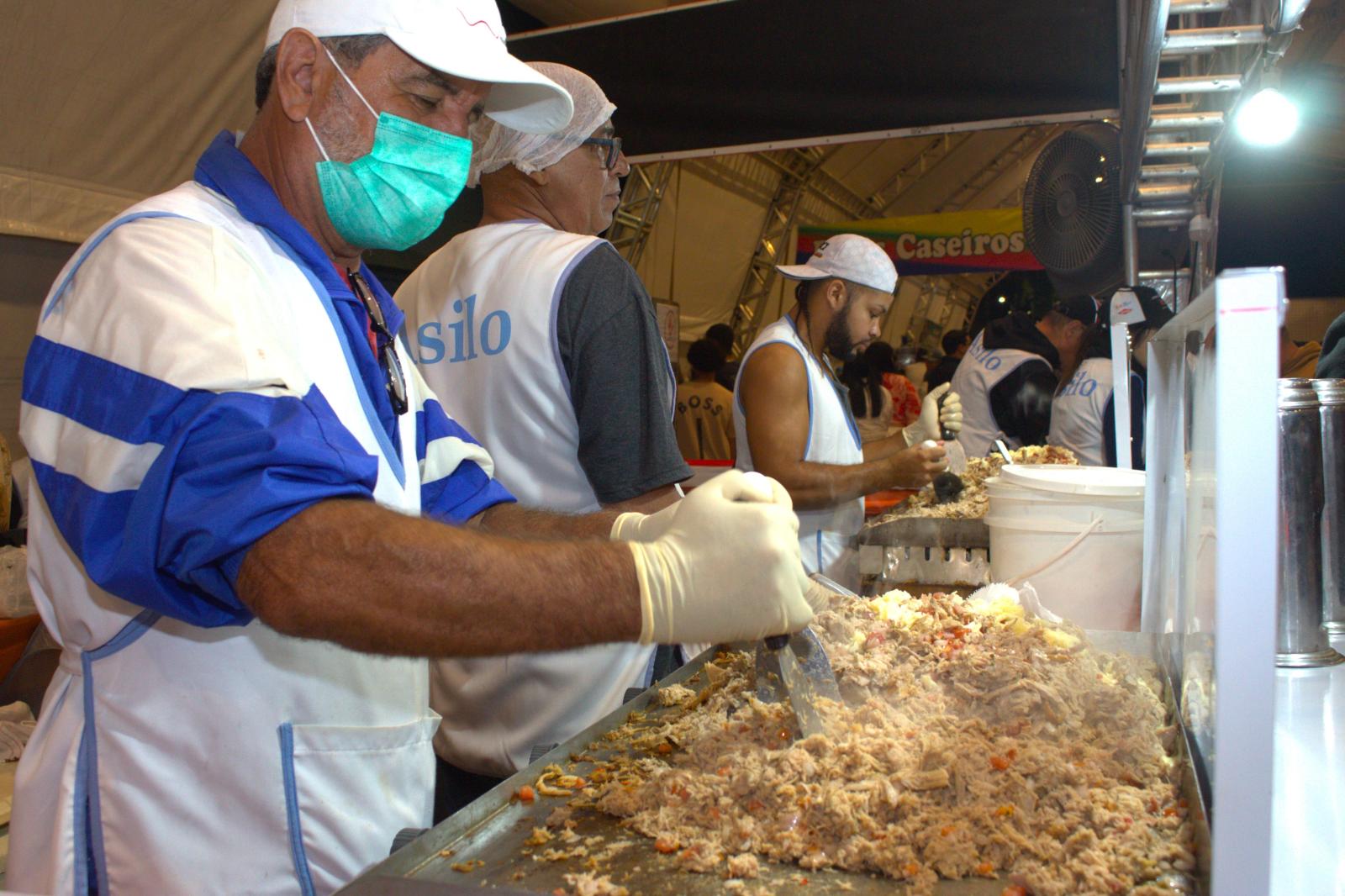 Praça de Alimentação da 21ª Festa do Caqui e Cia. tem variedade de delícias da fruta