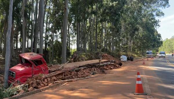 Homem morre em grave acidente entre carreta e caminhão carregado de tijolos em Morungaba