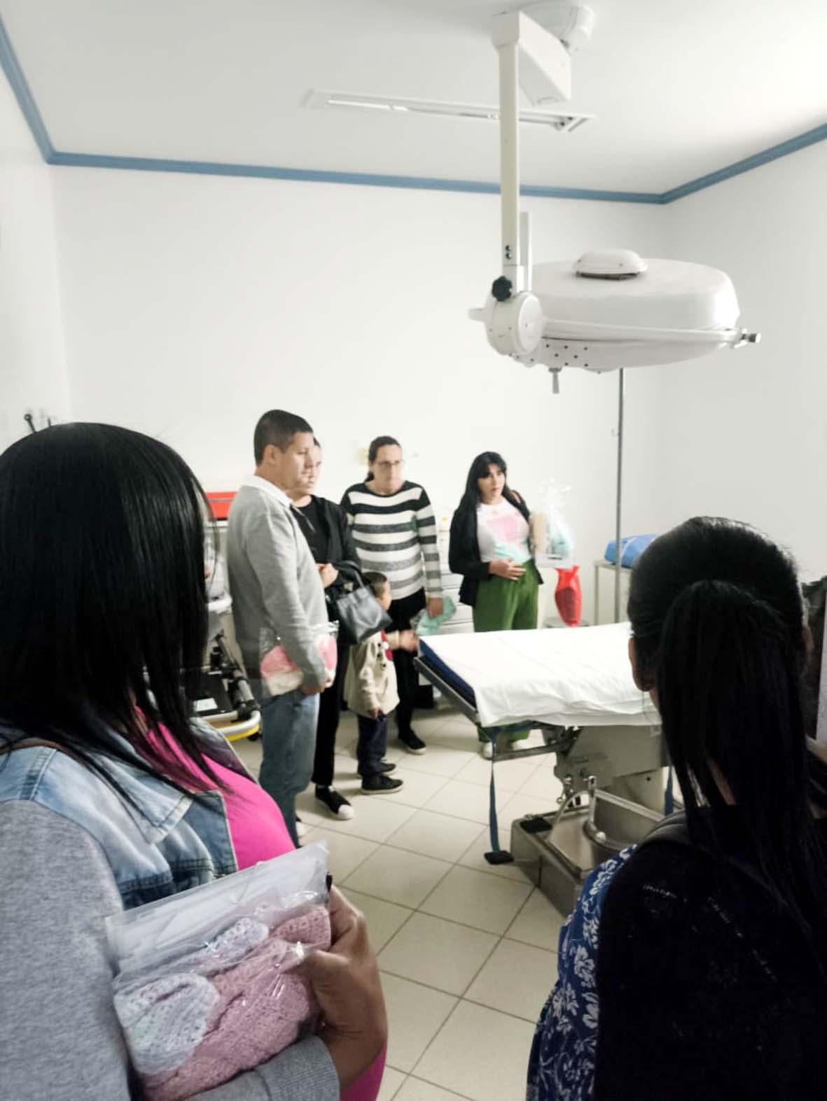 Bebê a Bordo leva futuros pais para conhecer maternidade da Santa Casa
