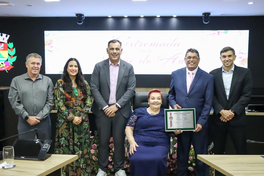 Câmara homenageia Célia Marin com título de “Extremada Mãe do Ano” em Sessão Solene