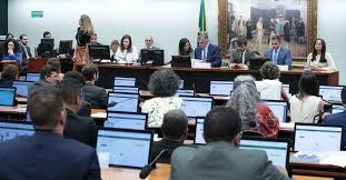 CCJ da Câmara adia análise de PEC sobre redução da maioridade penal