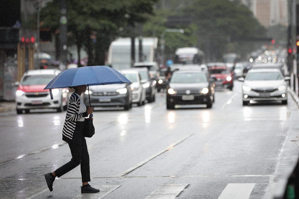 Defesa Civil alerta para risco de chuva forte e ventos intensos em diversas regiões do Estado neste fim de semana