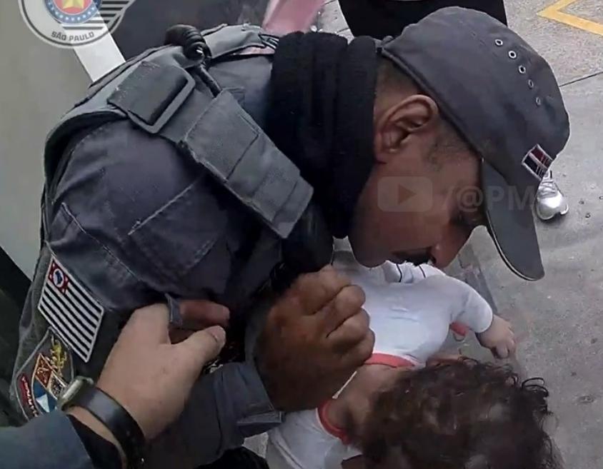 ‘É como se pudéssemos voltar a respirar também’, diz policial que salvou bebê de engasgo na capital