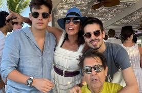 Faustão aparece em foto rara ao lado da família, e filho cita 'anos difíceis'