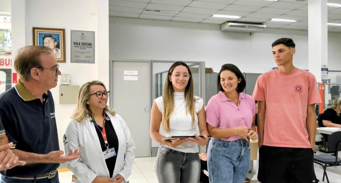 Giovanna recebe diploma de gratidão do Rotary Club