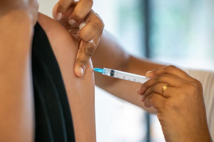 Governo de SP amplia vacinação contra gripe para toda a população