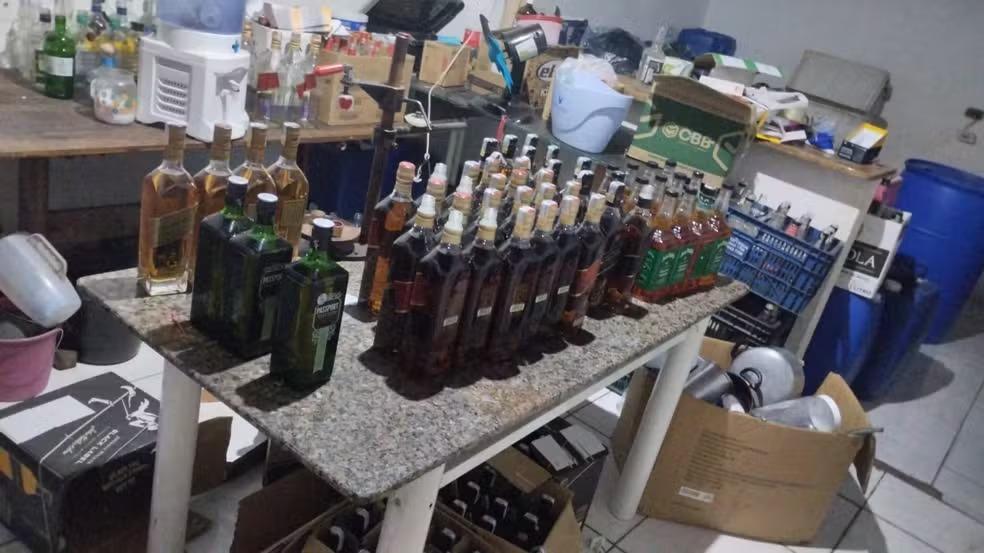 Mulher é presa por esquema de falsificação de bebidas alcoólicas em Sumaré