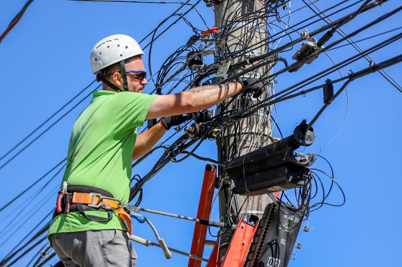 Mutirão contra fios irregulares regulariza mais de 800 postes em Vinhedo