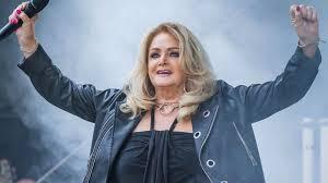 Quem é Bonnie Tyler, cantora britânica colocada em coma induzido após cirurgia de emergência