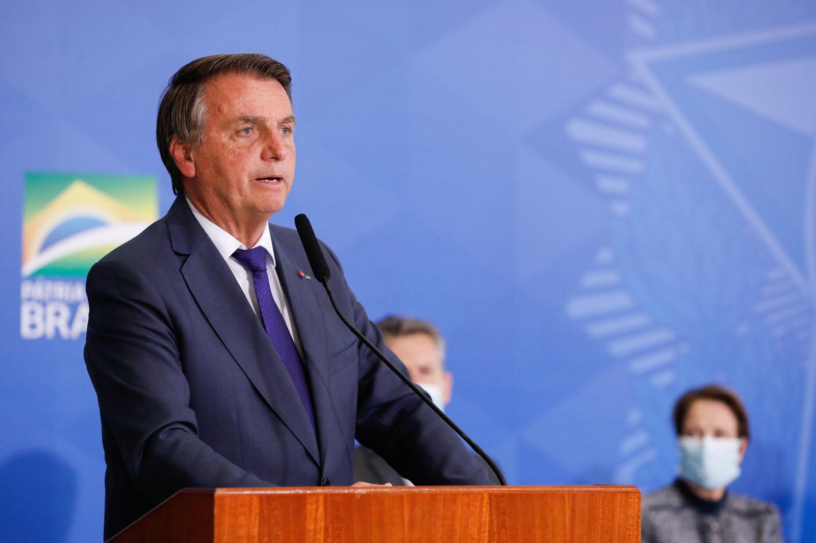 Bolsonaro tem picos de pressão alta durante a semana, diz boletim médico