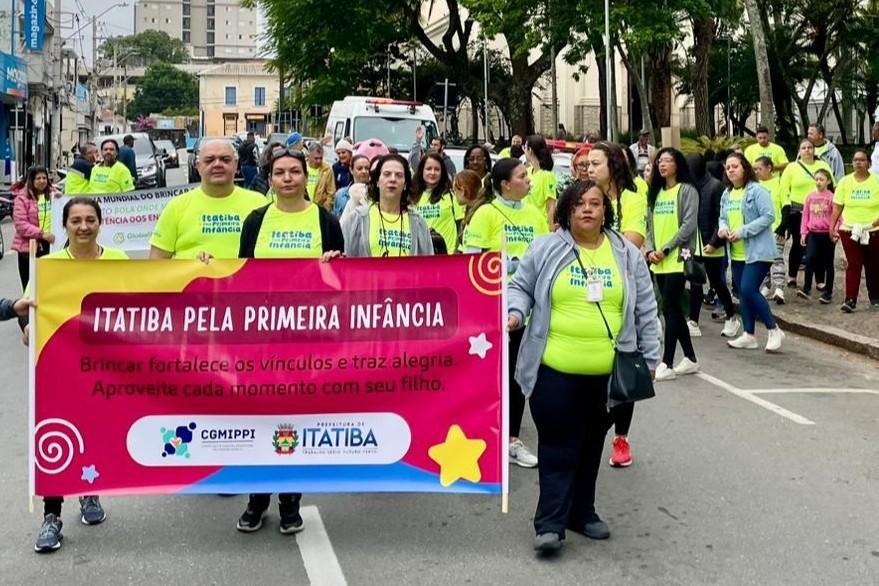 Caminhada encerra edição 2026 da Semana do Brincar em Itatiba
