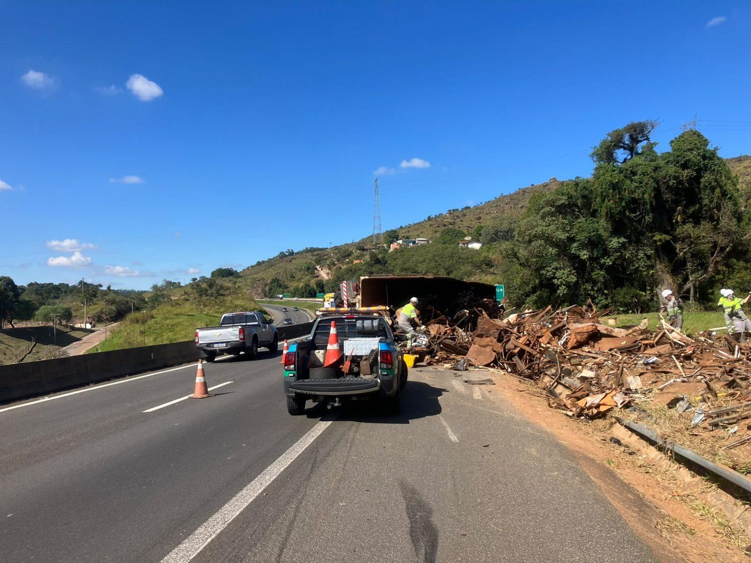 Caminhão com carga de sucata tomba na D.Pedro I e provoca lentidão em Valinhos