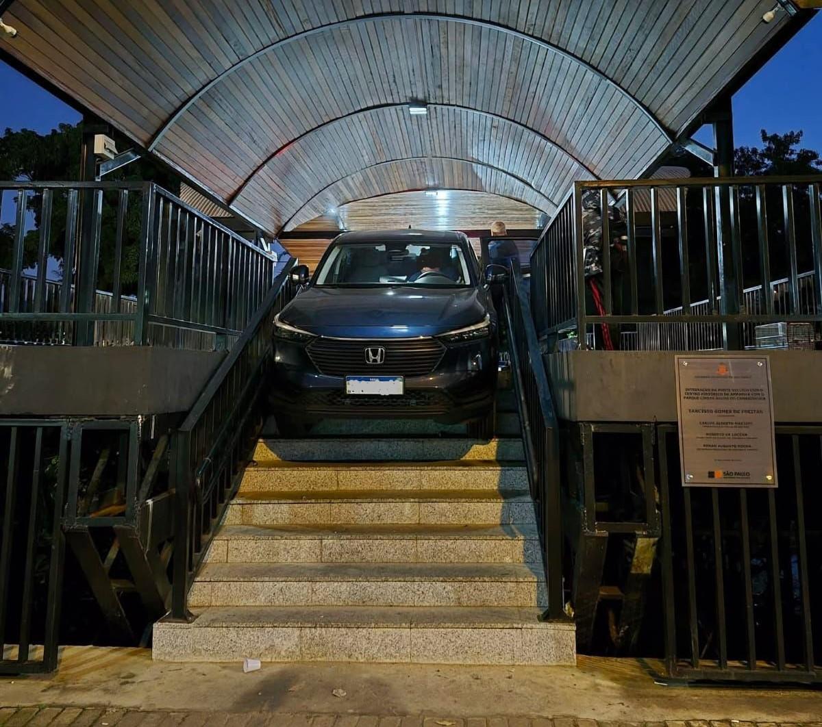 Carro entala em escadaria e motorista acaba autuado por transporte irregular de ave silvestre em Amparo