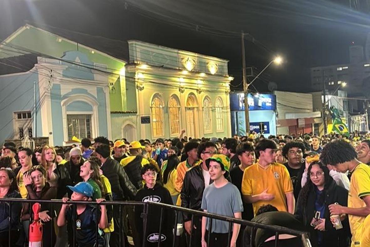 Copa na Praça reúne centenas de torcedores na estreia do Brasil e já se prepara para o próximo jogo