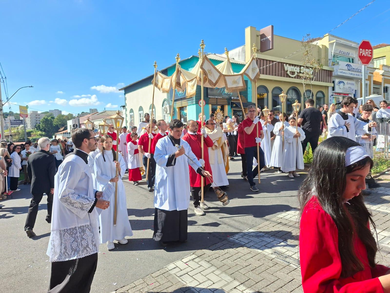 Fé e tradição marcam celebração de Corpus Christi em Itatiba