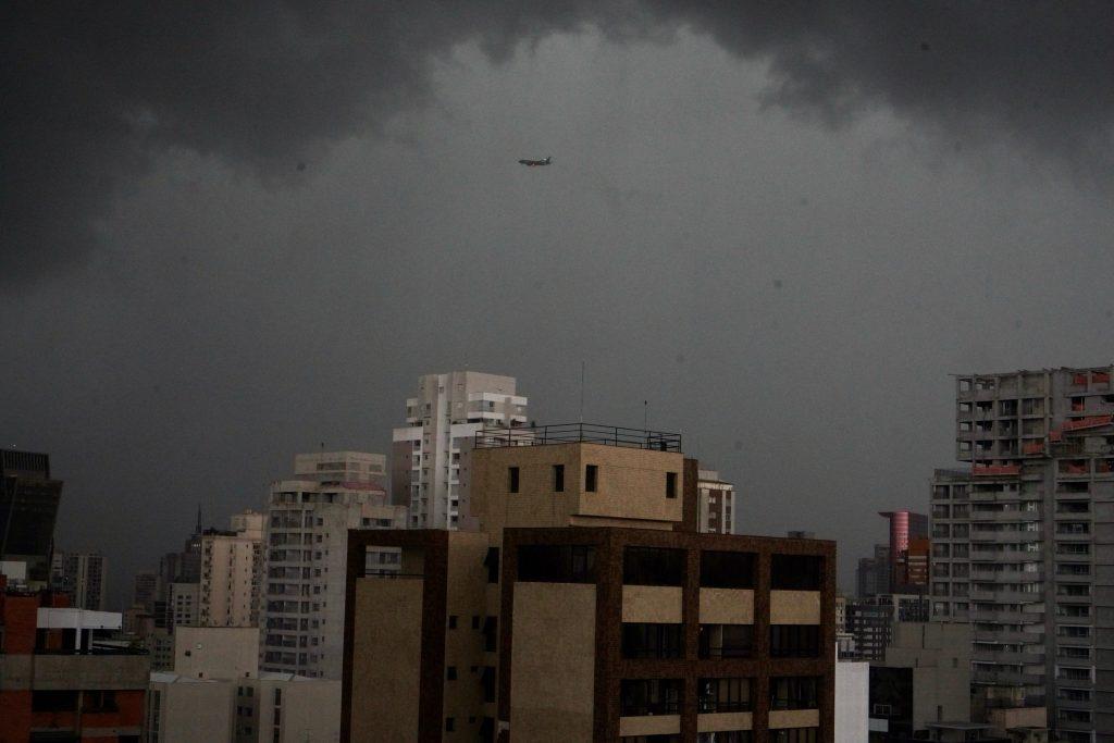 Frente fria: semana começa gelada e com chuva intensa pelo País