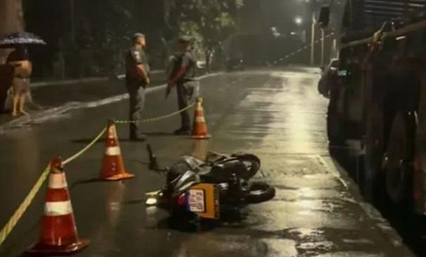 Instrutor de autoescola morre ao colidir moto contra caminhão