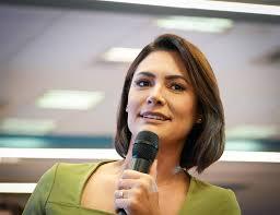 Michelle põe candidatura em xeque e diz que apoiará Flávio Bolsonaro no momento certo