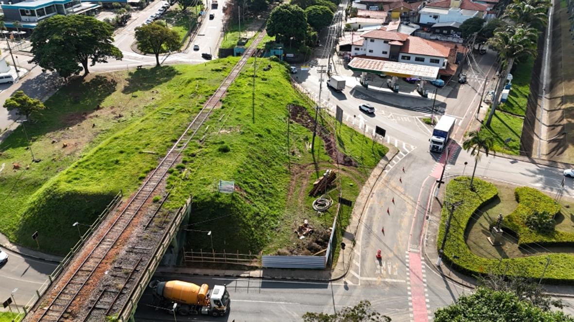 Obras do TIC Eixo Norte avançam com construção de viaduto ferroviário em Vinhedo
