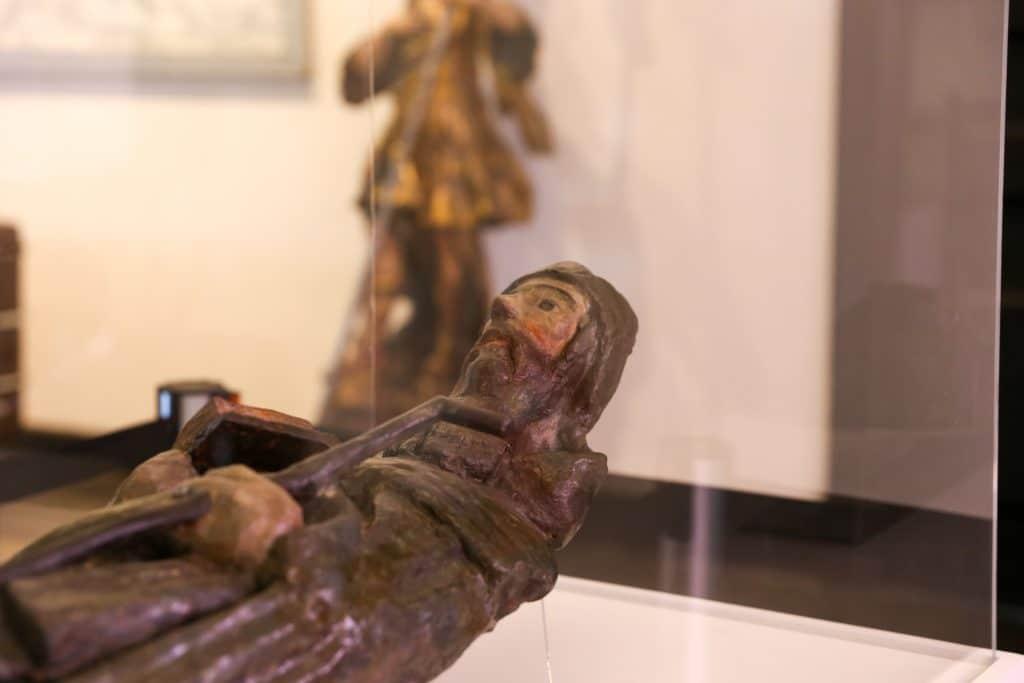 Palácio dos Bandeirantes expõe escultura de São Jerônimo restaurada