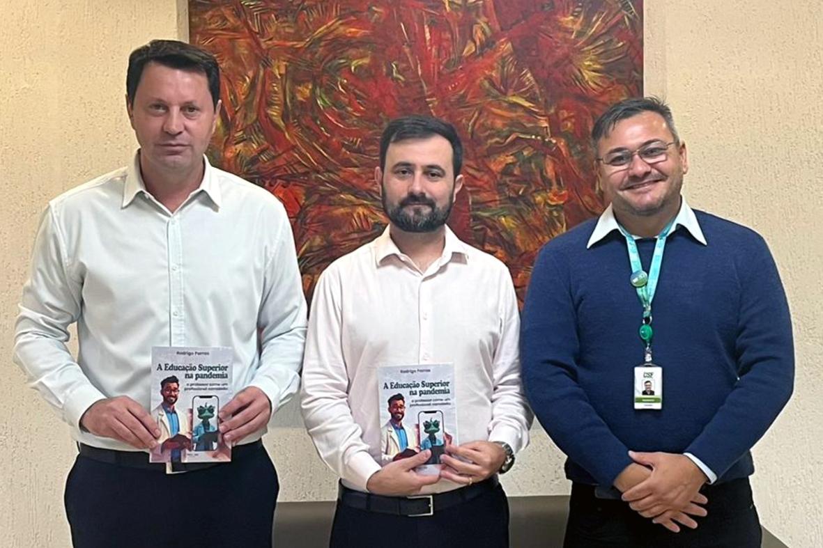 Professor Rodrigo Parras lança livro sobre os desafios da educação na pandemia