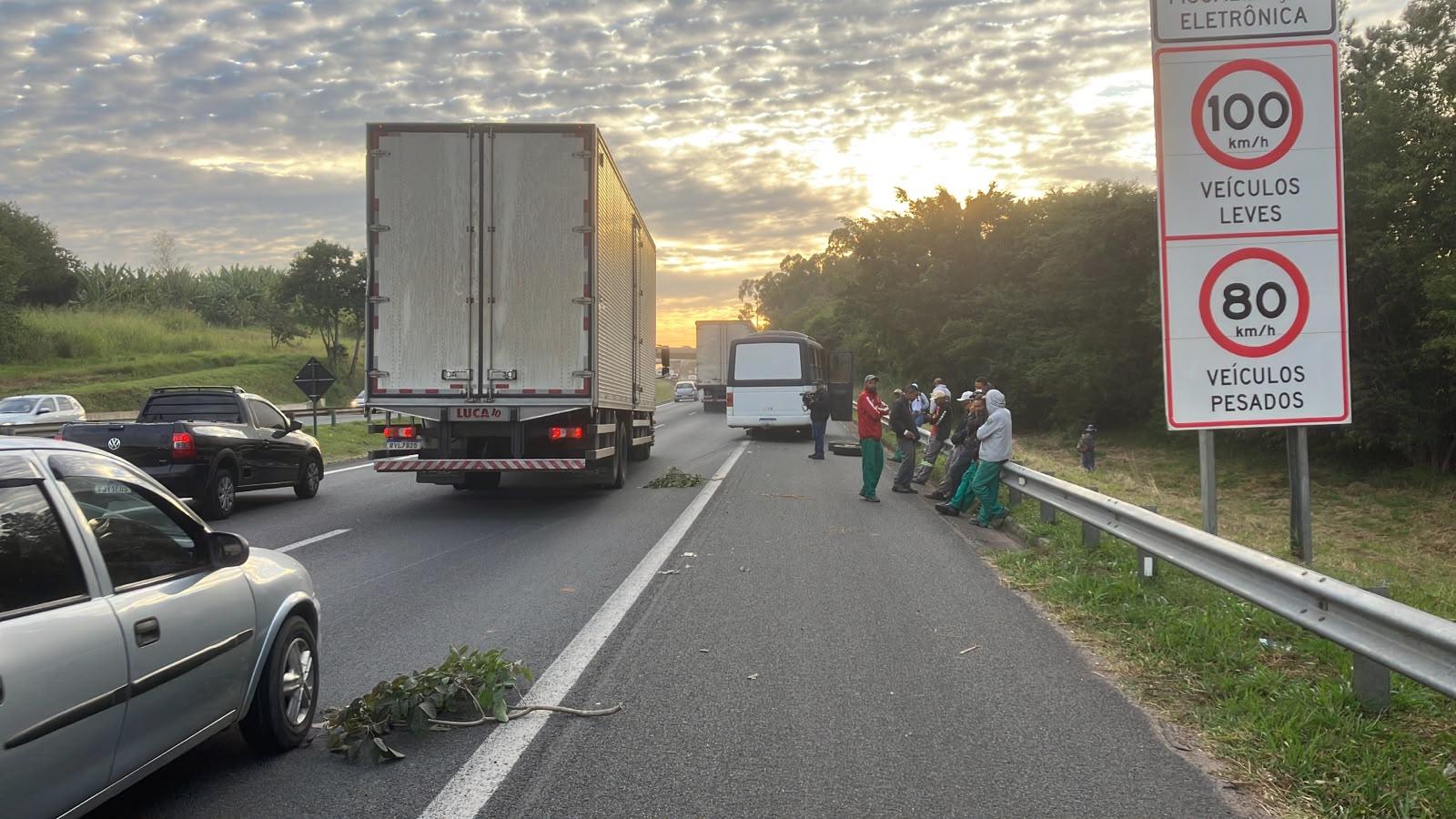 Rodas se soltam de micro-ônibus no Anel Viário de Campinas