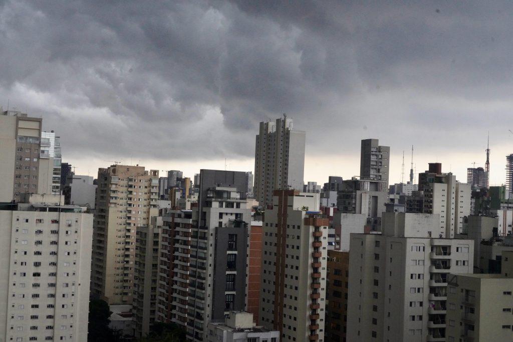 São Paulo tem virada no tempo com frente fria e chuva até domingo (14)