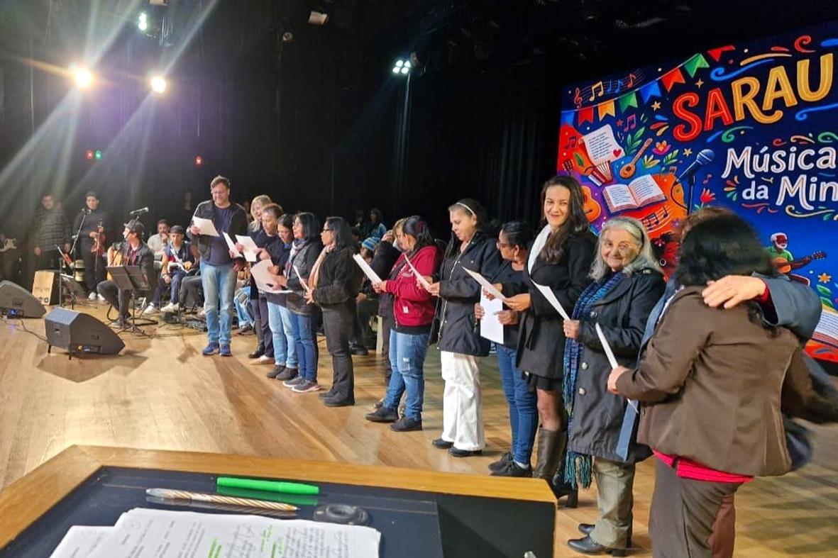 Sarau da EJA celebra histórias de vida e abre novo semestre com matrículas