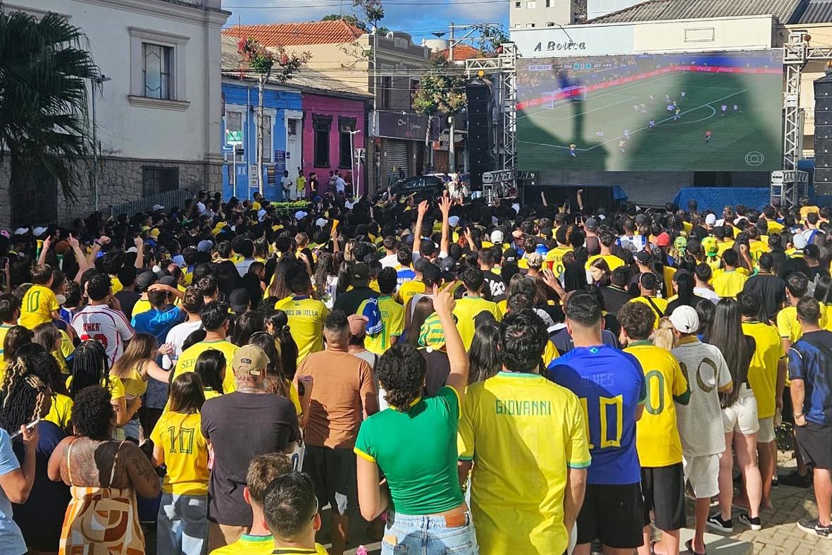 Torcida lota Praça da Bandeira e Mercadão para celebrar classificação do Brasil na Copa do Mundo