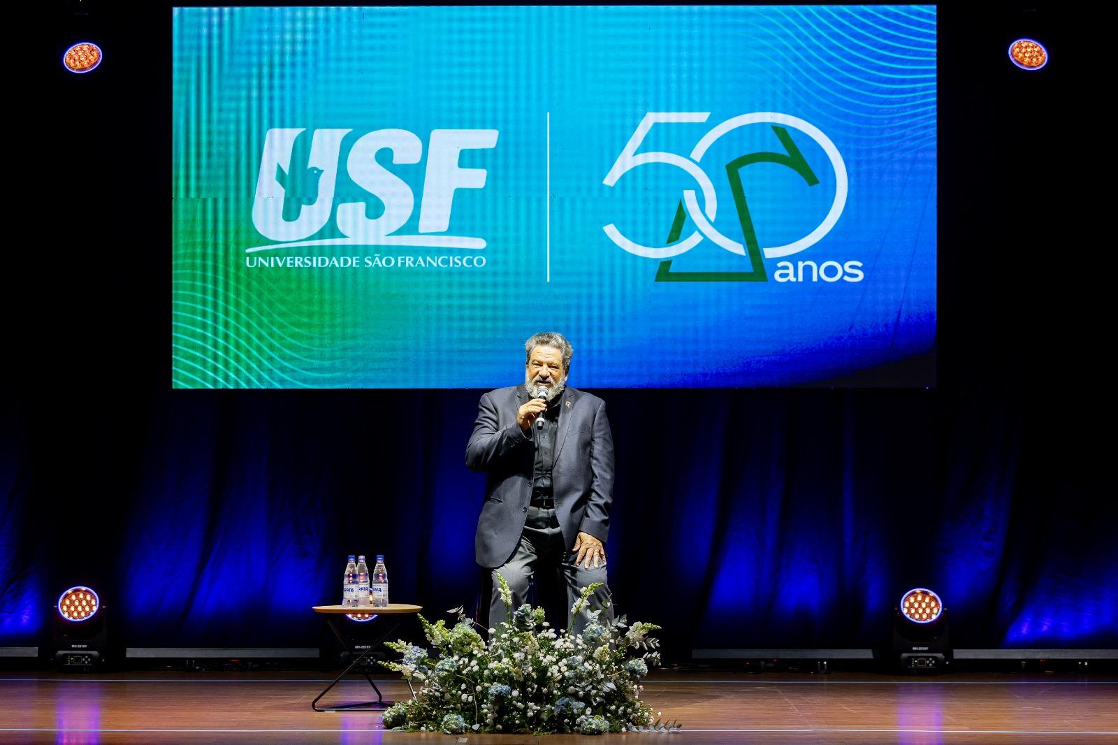 USF celebra 50 anos com palestra de Mario Sergio Cortella sobre os desafios do mundo contemporâneo