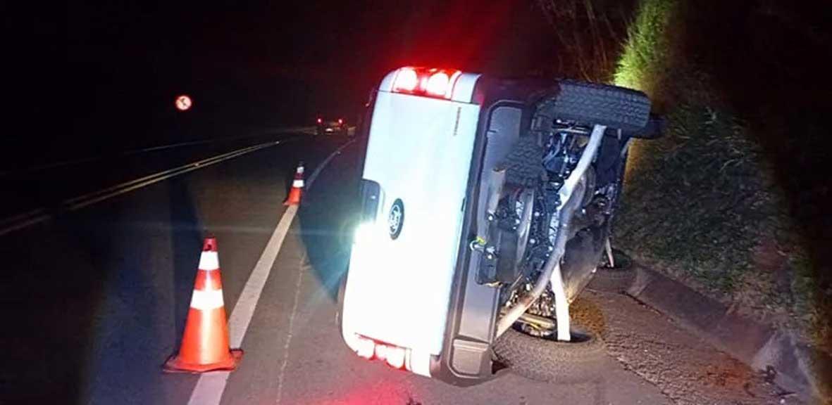 Caminhonete tomba na Itatiba a Bragança Paulista