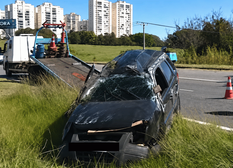 Carro capota após perseguição policial na Avenida Mackenzie, em Campinas