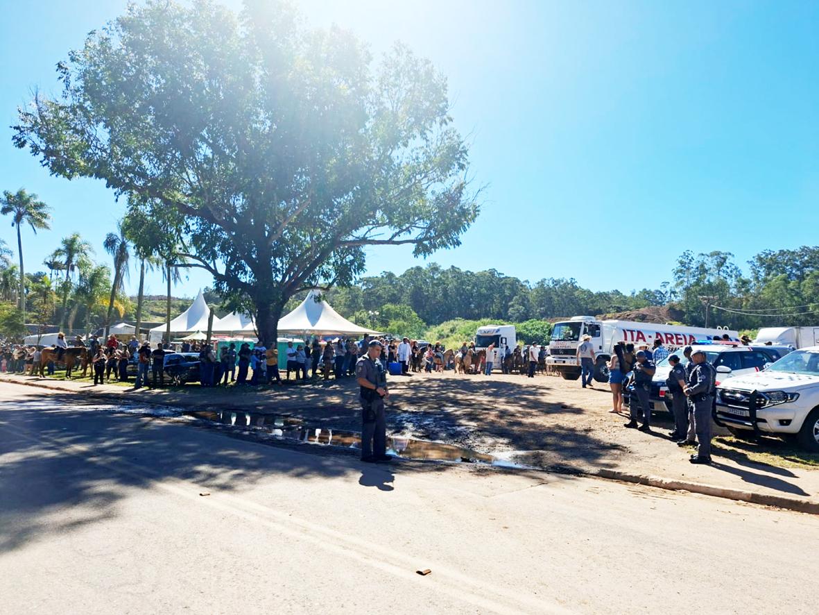 Cavaleiros e motoristas participando de desfile de São Cristóvão