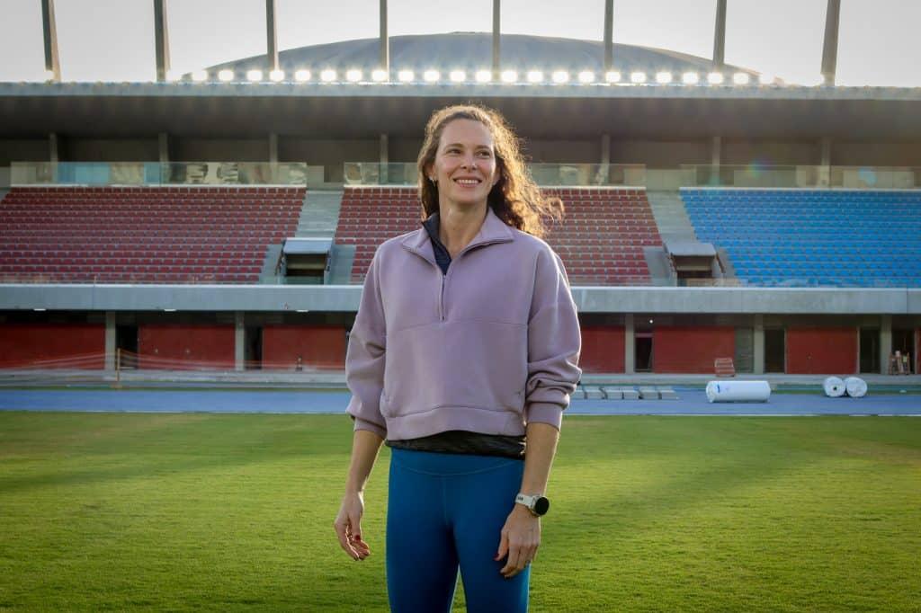 Com reinauguração marcada para esta semana, Estádio Ícaro de Castro Mello recebe visita de Fabiana Murer