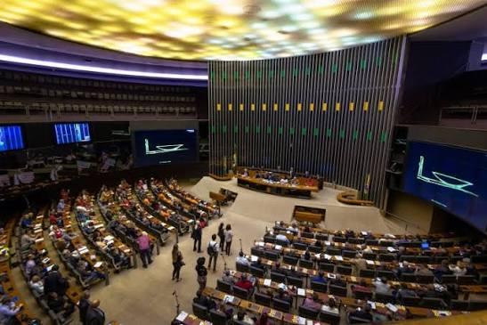 Dois deputados perdem mandato após novo cálculo do resultado eleitoral de 2022