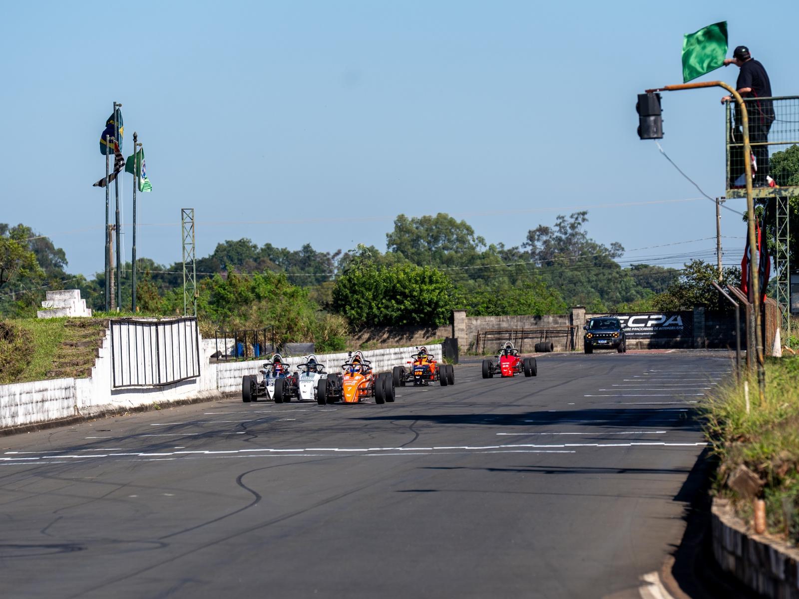 Itatibense Levi Simões vence uma das corridas da 3ª etapa da Copa Fórmula Vee-ECPA