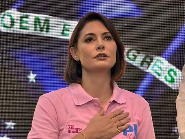 Michelle Bolsonaro anuncia saída do PL Mulher após crise com Flávio