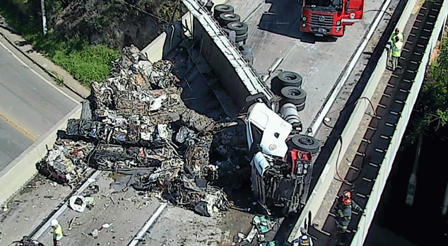 Motorista morre em engavetamento na Dom Pedro
