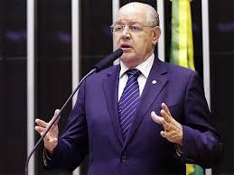 Projeto na Câmara proíbe atletas que jogam fora do Brasil e técnico estrangeiro na Seleção
