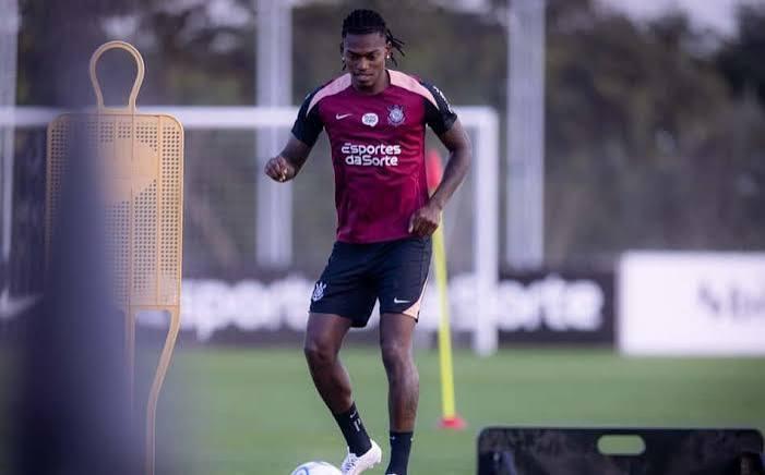 Rafael Leão treina no CT do Corinthians e conversa com Fernando Diniz: 'À vontade'
