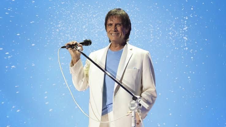 Roberto Carlos recebe alta após cirurgia; saiba quando será volta aos palcos