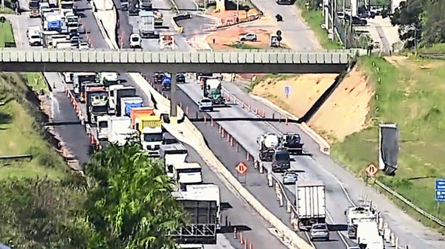 Rodovia Dom Pedro congestionada próximo a Atibaia