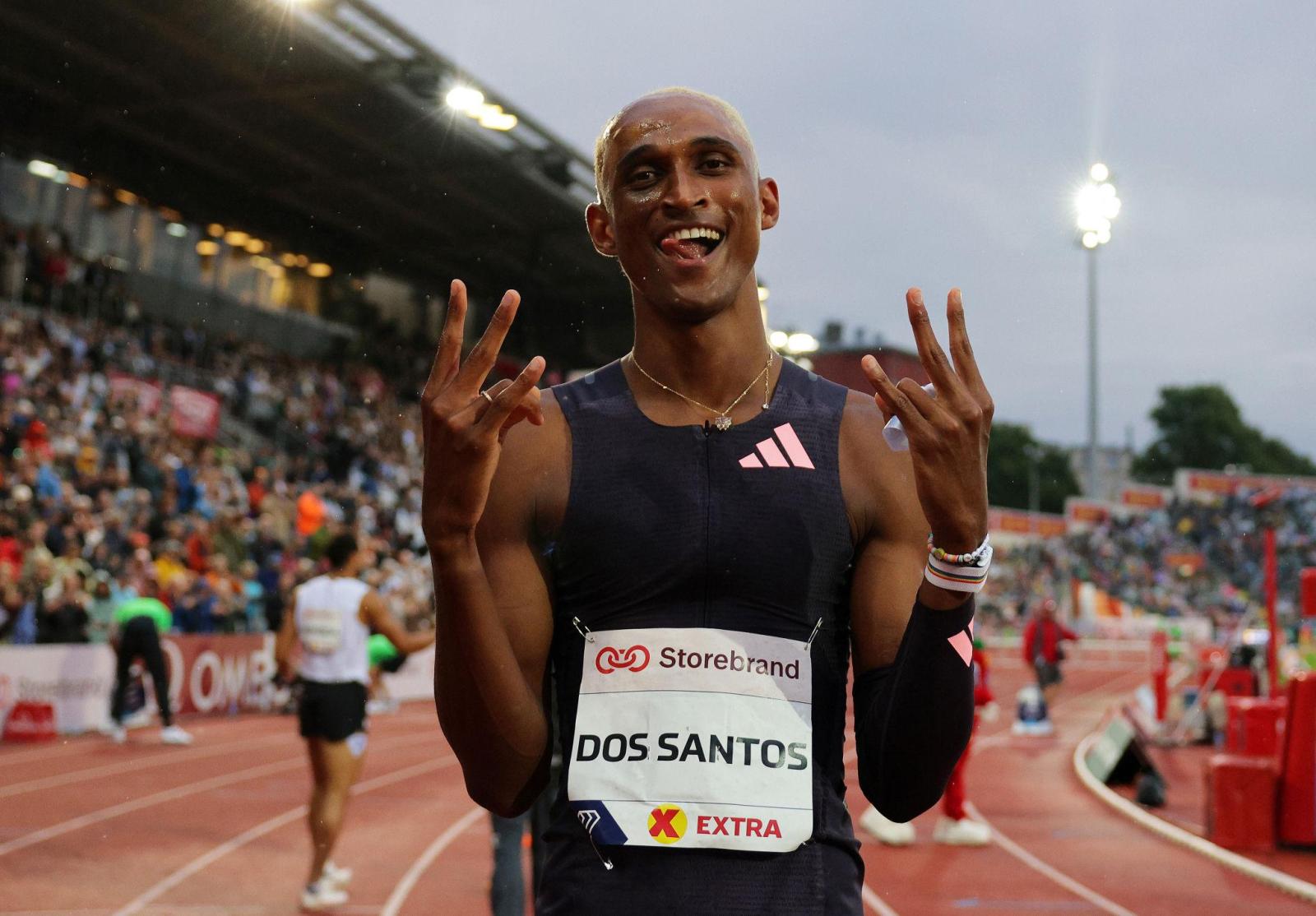 Alison dos Santos quebra recorde mundial dos 400m com barreiras